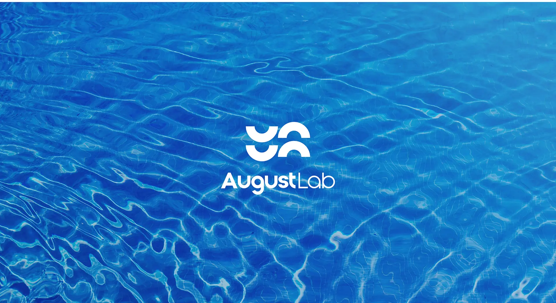 물결 배경 위 AugustLab 로고